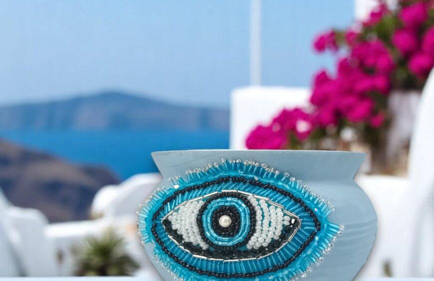 Η Paddywax προσθέτει άρωμα Ελλάδας στις συλλογές της και σας προσκαλεί για μια απόδραση στη Santorini.