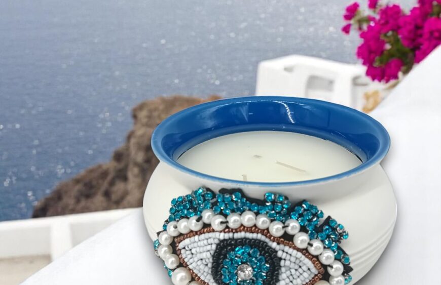 Η Paddywax προσθέτει άρωμα Ελλάδας στις συλλογές της και σας προσκαλεί για μια απόδραση στη Santorini.