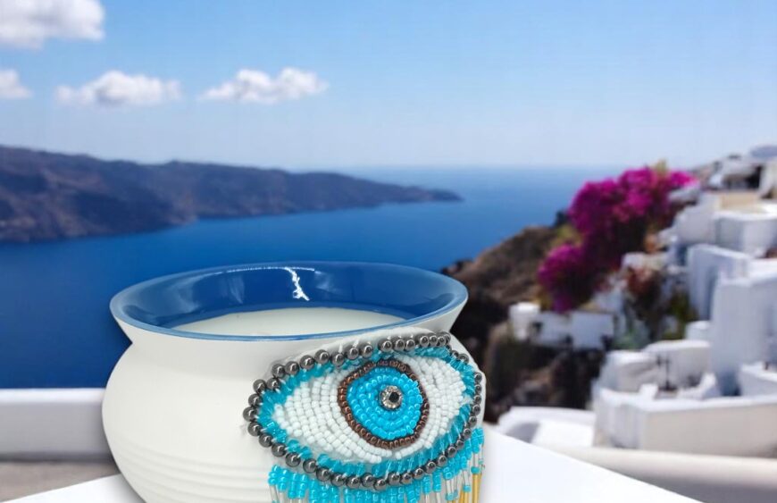 Η Paddywax προσθέτει άρωμα Ελλάδας στις συλλογές της και σας προσκαλεί για μια απόδραση στη Santorini.