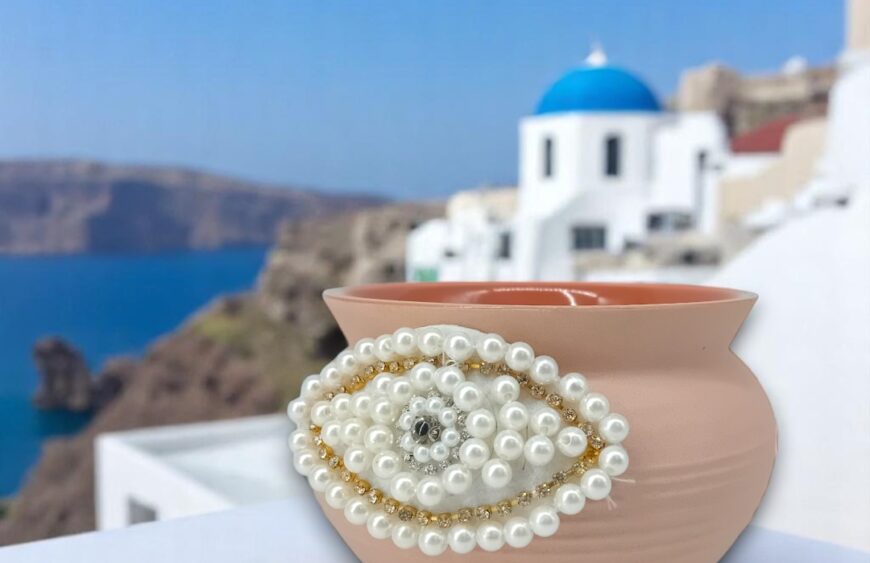 Η Paddywax προσθέτει άρωμα Ελλάδας στις συλλογές της και σας προσκαλεί για μια απόδραση στη Santorini.