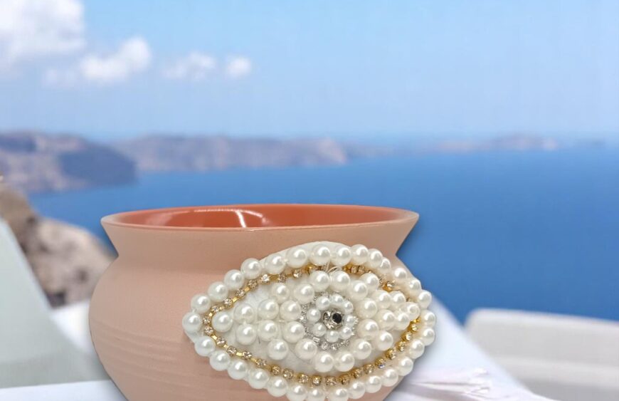 Η Paddywax προσθέτει άρωμα Ελλάδας στις συλλογές της και σας προσκαλεί για μια απόδραση στη Santorini.