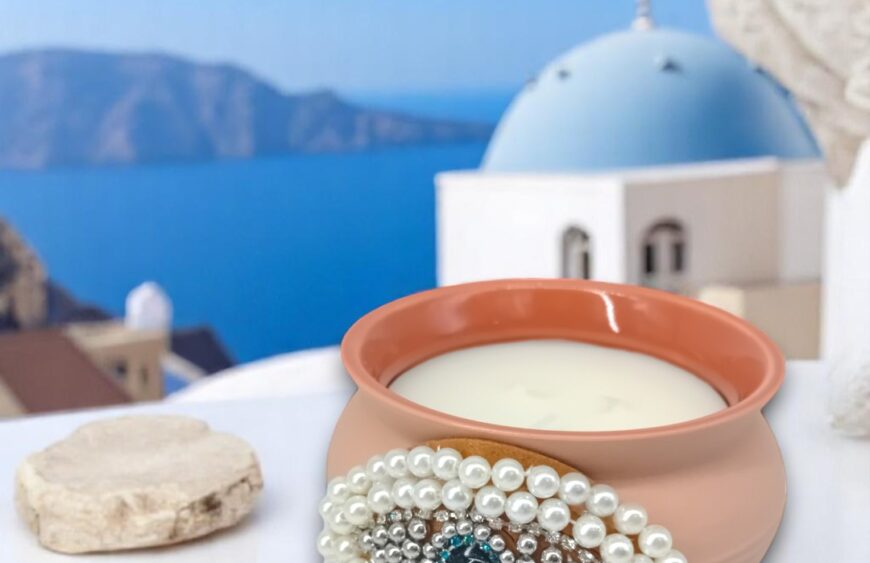 Η Paddywax προσθέτει άρωμα Ελλάδας στις συλλογές της και σας προσκαλεί για μια απόδραση στη Santorini.