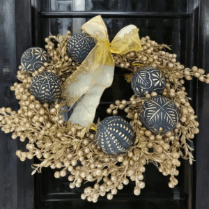 Στεφάνι με χρυσά κλαδιά και μαύρες μπάλες!