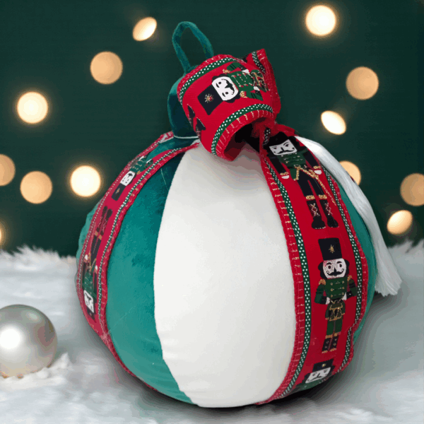 Μαξιλάρι χριστουγεννιάτικο μεγάλη βελούδινη μπάλα!