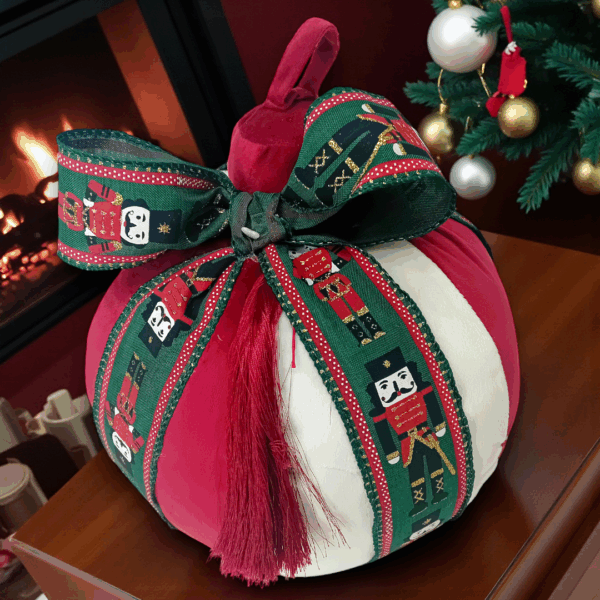 Μαξιλάρι χριστουγεννιάτικο μεγάλη βελούδινη μπάλα!