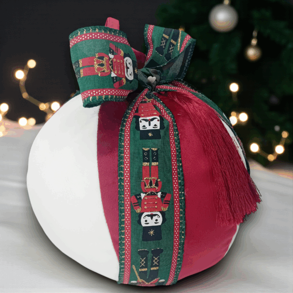 Μαξιλάρι χριστουγεννιάτικο μεγάλη βελούδινη μπάλα!