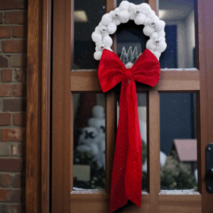 Χριστουγεννιάτικο στεφάνι με μεγάλο βελούδινο φιόγκο!