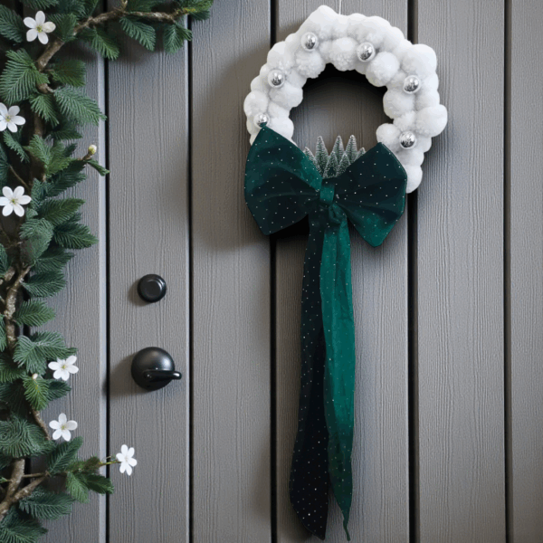 Χριστουγεννιάτικο στεφάνι με μεγάλο βελούδινο φιόγκο!