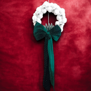 Χριστουγεννιάτικο στεφάνι με μεγάλο βελούδινο φιόγκο!
