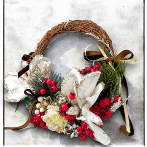Χριστουγεννιάτικο στεφάνι με φως!  Μεγάλο χριστουγεννιάτικο στεφάνι με βελούδινα λουλούδια και χριστουγεννιάτικους καρπούς πάνω σε ένα ξύλινο στεφάνι.   Με led φωτάκια.   Διάμετρος: 35εκ 