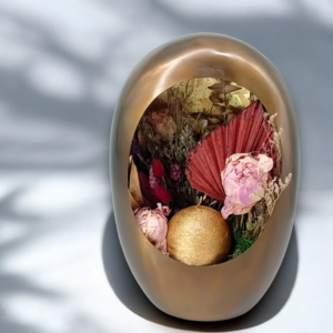 Σύνθεση σε μεταλλικό κηροπήγιο με κερι & αποξηραμένα λουλούδια!