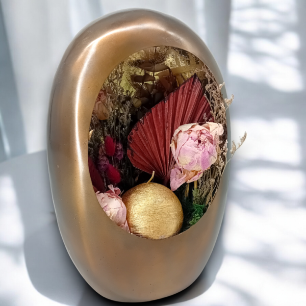 Σύνθεση σε μεταλλικό κηροπήγιο με κερι & αποξηραμένα λουλούδια!