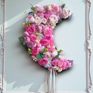 Αυτό το μεγάλο διακοσμητικό, ξύλινο χειροποίητο φεγγάρι, διακοσμημένο με υφασμάτινα λουλούδια και περίτεχνες κορδέλες, έχει σχεδιαστεί από εμάς.