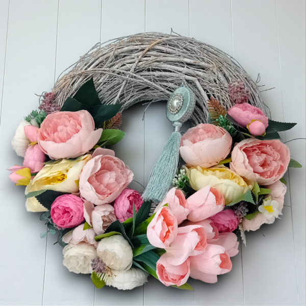 Στεφάνι ξύλινο με υφασμάτινες παιώνιες & τουλίπες!