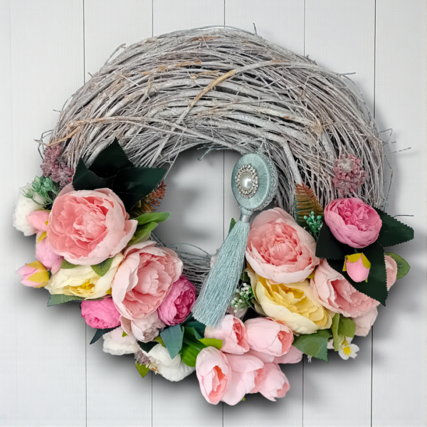 Στεφάνι ξύλινο με υφασμάτινες παιώνιες & τουλίπες!