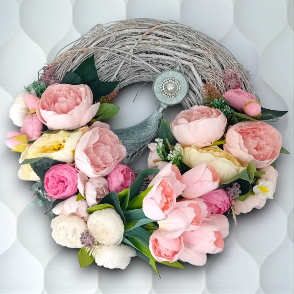 Στεφάνι ξύλινο με υφασμάτινες παιώνιες & τουλίπες!