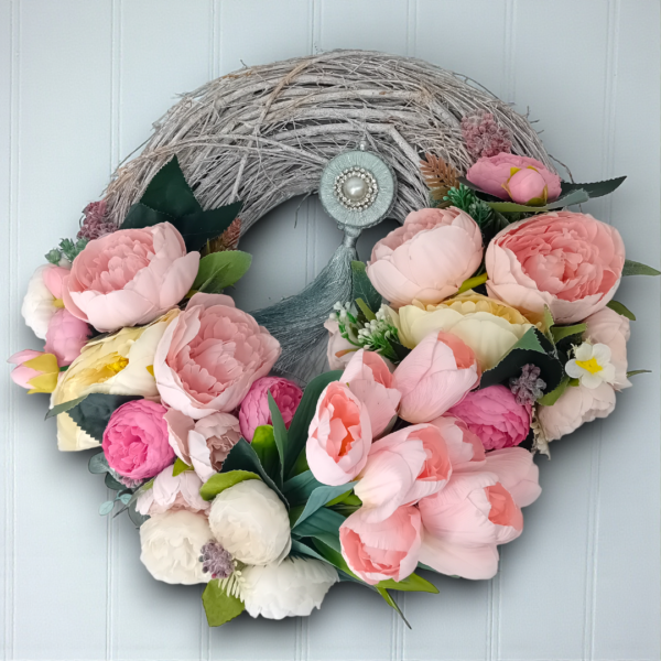 Στεφάνι ξύλινο με υφασμάτινες παιώνιες & τουλίπες!