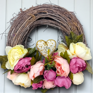 Στεφάνι ξύλινο με υφασμάτινες παιώνιες & τουλίπες!