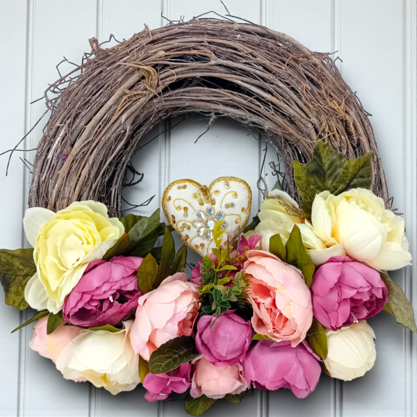 Στεφάνι ξύλινο με υφασμάτινες παιώνιες & τουλίπες!