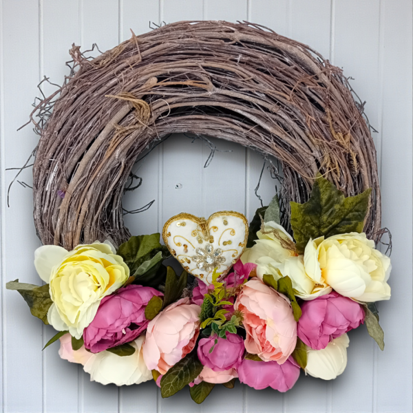 Στεφάνι ξύλινο με υφασμάτινες παιώνιες & τουλίπες!