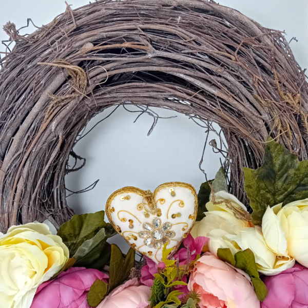 Στεφάνι ξύλινο με υφασμάτινες παιώνιες & τουλίπες!