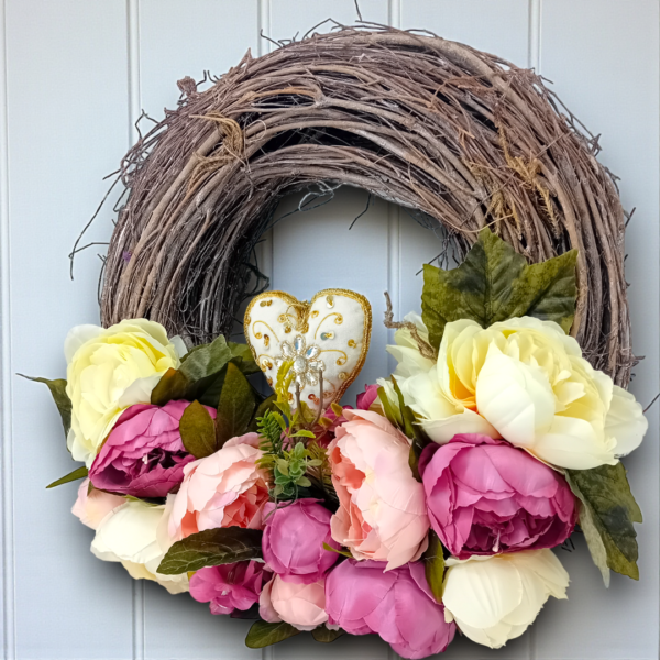 Στεφάνι ξύλινο με υφασμάτινες παιώνιες & τουλίπες!