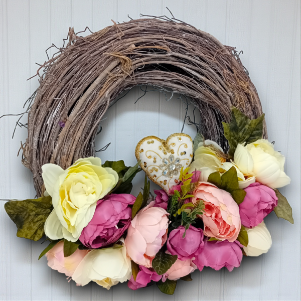 Στεφάνι ξύλινο με υφασμάτινες παιώνιες & τουλίπες!