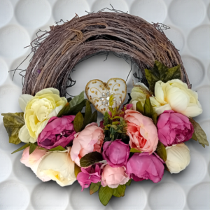 Στεφάνι ξύλινο με υφασμάτινες παιώνιες!