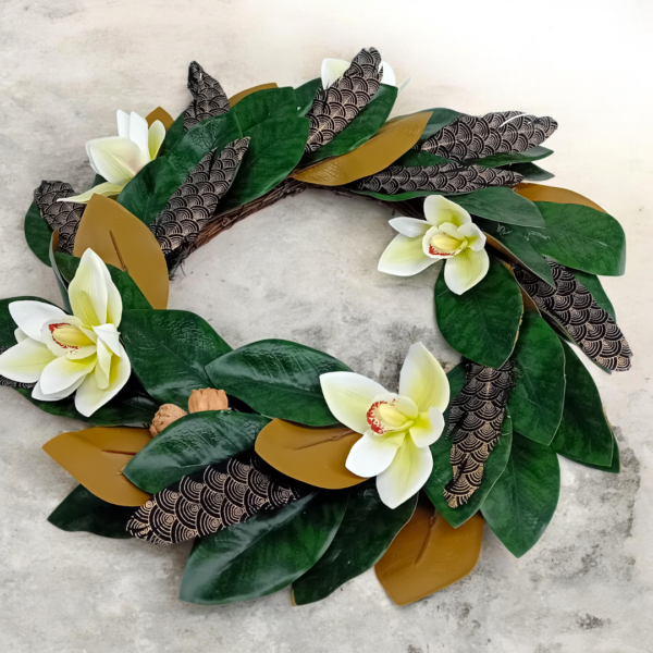 Στεφάνι με μανόλιες & μαύρα φτερά!