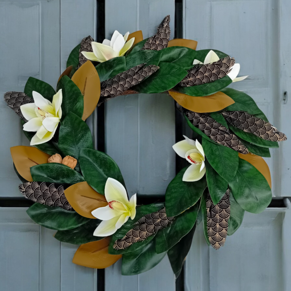 Στεφάνι με μανόλιες & μαύρα φτερά!