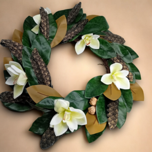 Στεφάνι με μανόλιες & μαύρα φτερά!