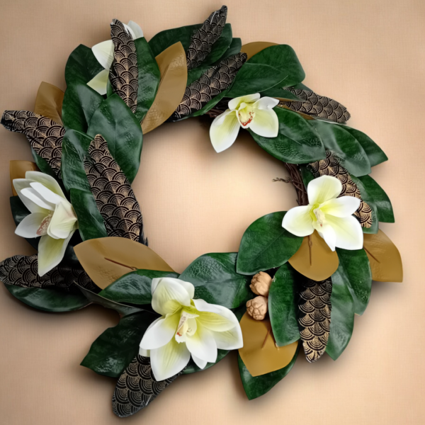 Στεφάνι με μανόλιες & μαύρα φτερά!