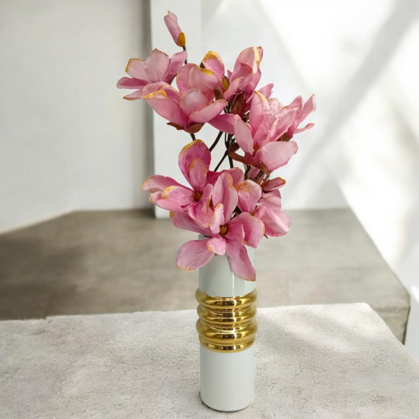 Διακοσμητική σύνθεση σε λευκό ανθοδοχείο με χρυσές λεπτομέρειες!