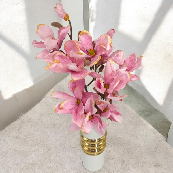 Διακοσμητική σύνθεση σε λευκό ανθοδοχείο με χρυσές λεπτομέρειες!