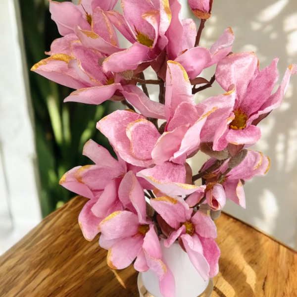 Διακοσμητική σύνθεση σε λευκό ανθοδοχείο με χρυσές λεπτομέρειες!