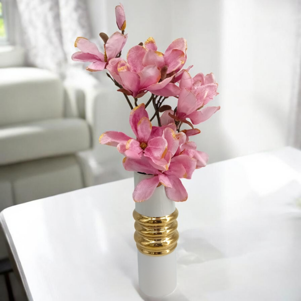 Διακοσμητική σύνθεση σε λευκό ανθοδοχείο με χρυσές λεπτομέρειες!