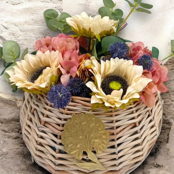 Κρεμαστό καλάθι με σύνθεση από υφασμάτινα λουλούδια!