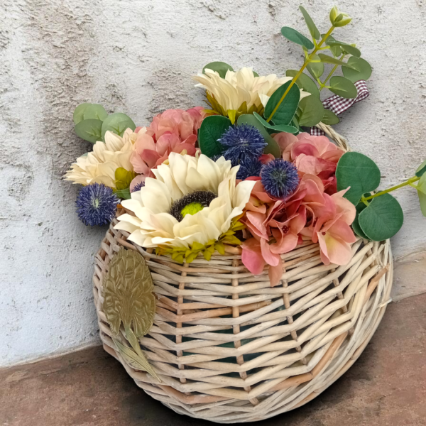 Κρεμαστό καλάθι με σύνθεση από υφασμάτινα λουλούδια!