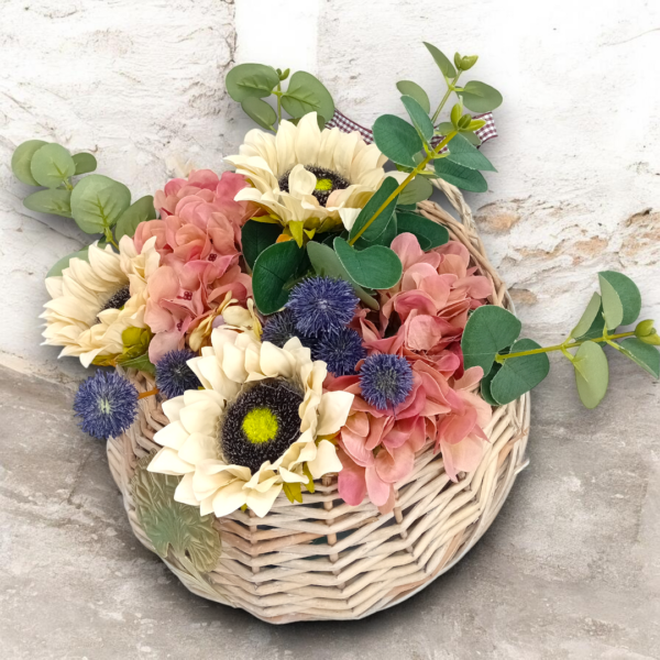Κρεμαστό καλάθι με σύνθεση από υφασμάτινα λουλούδια!