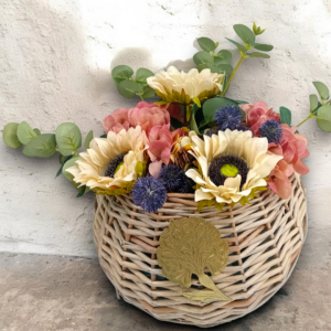Κρεμαστό καλάθι με σύνθεση από υφασμάτινα λουλούδια!