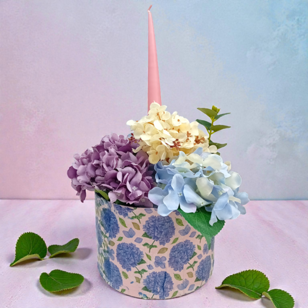 Λουλούδια με μεγάλα κωνικά κεριά σε κουτί!