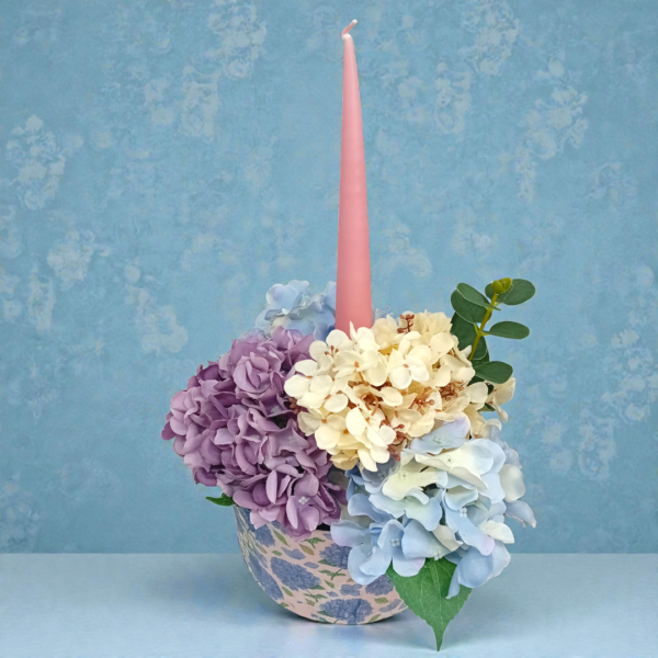 Λουλούδια με μεγάλα κωνικά κεριά σε κουτί!