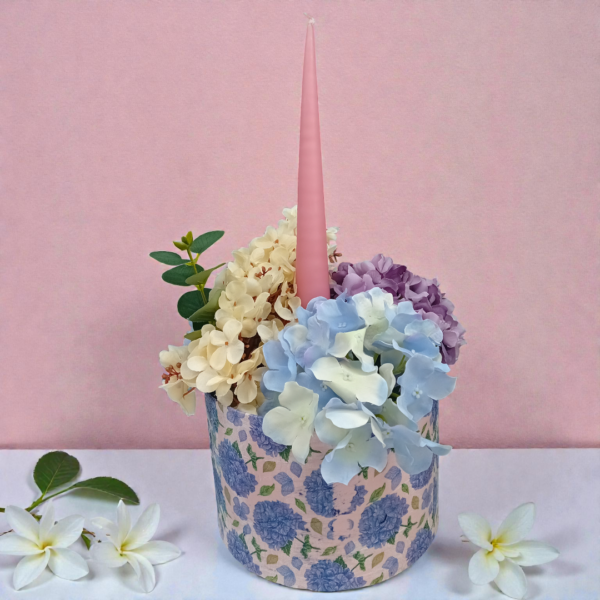 Λουλούδια με μεγάλα κωνικά κεριά σε κουτί!