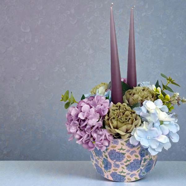 Λουλούδια με μεγάλα κωνικά κεριά σε κουτί!