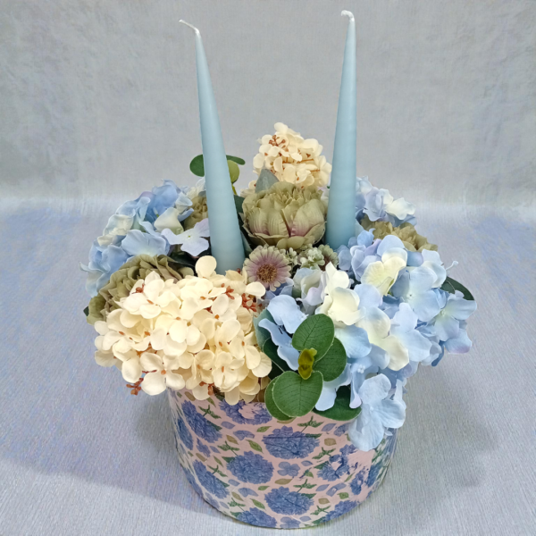 Λουλούδια με μεγάλα κωνικά κεριά σε κουτί!