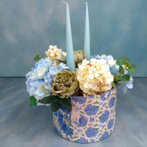 Λουλούδια με μεγάλα κωνικά κεριά σε κουτί!