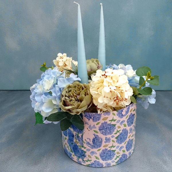 Λουλούδια με μεγάλα κωνικά κεριά σε κουτί!