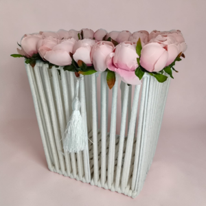 Καλάθι πλεκτό λευκό με λουλουδια!