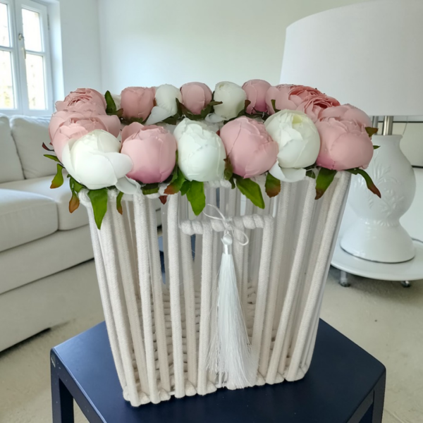 Καλάθι πλεκτό λευκό με λουλουδια!