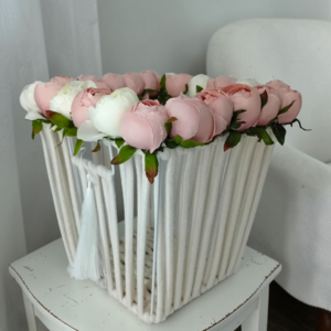 Καλάθι πλεκτό λευκό με λουλούδια!